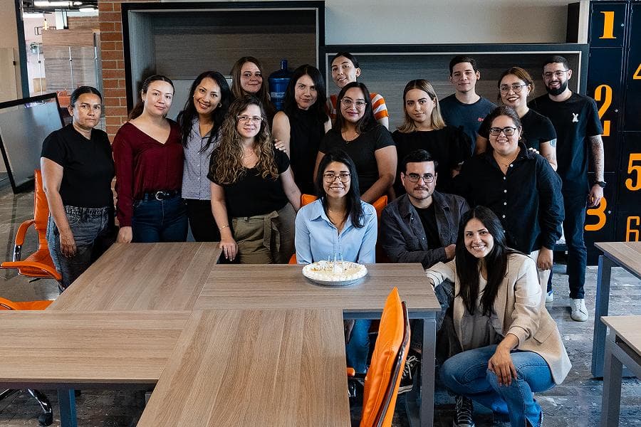 Equipo TN University en instalaciones